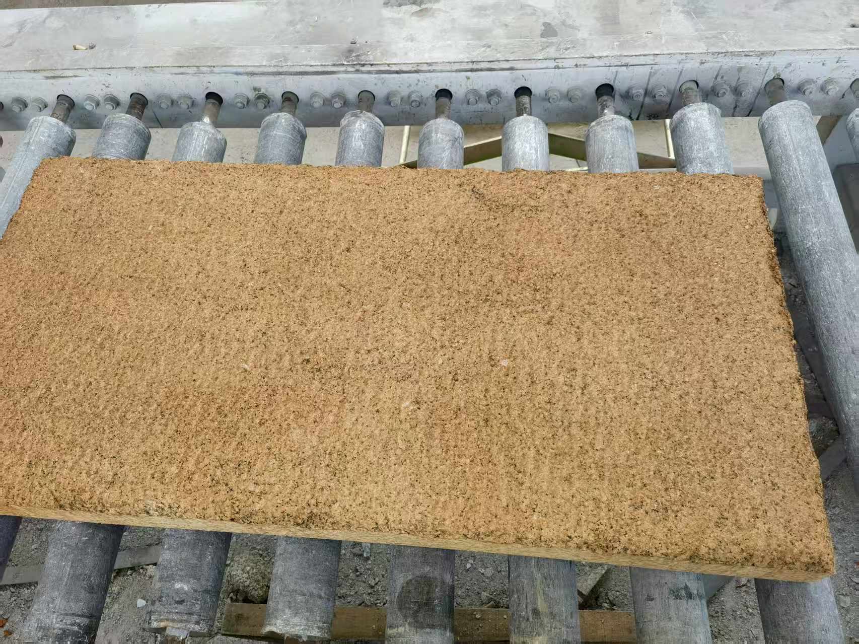 百色 菠萝面老石板，做旧仿古石，流水线生产加工