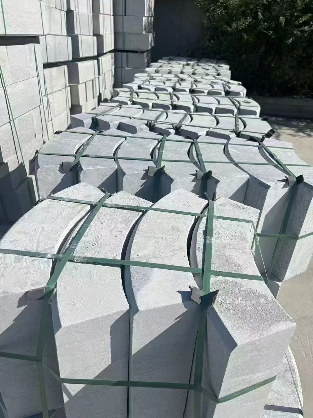 百色 芝麻灰弧形路沿石