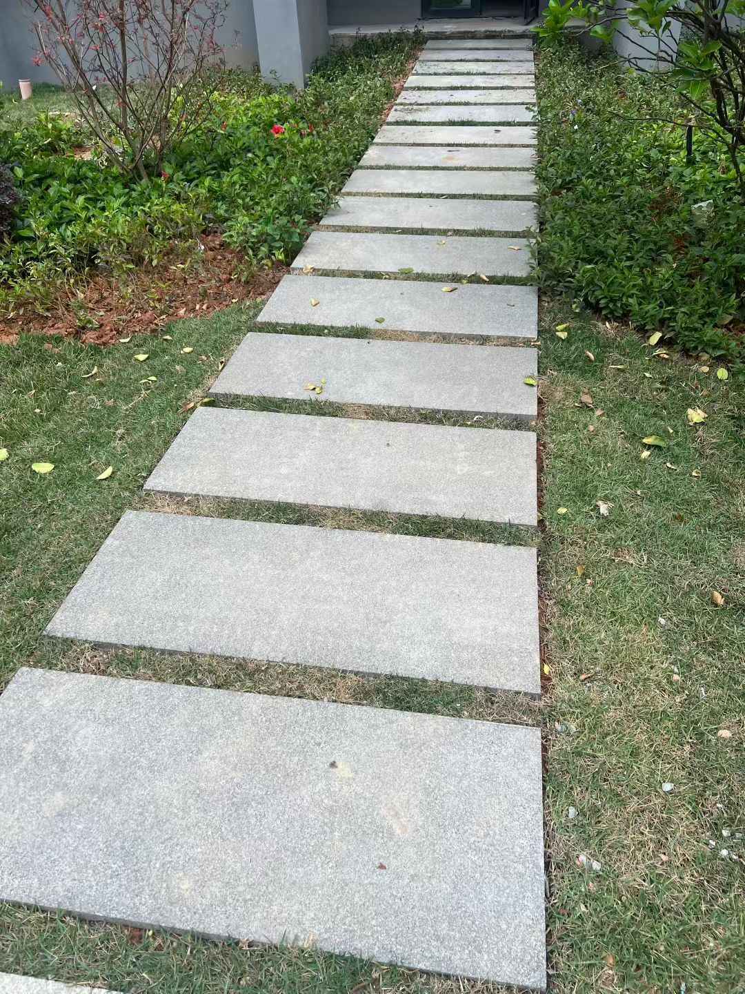 百色 芝麻黑小区踏步、汀步石铺装效果