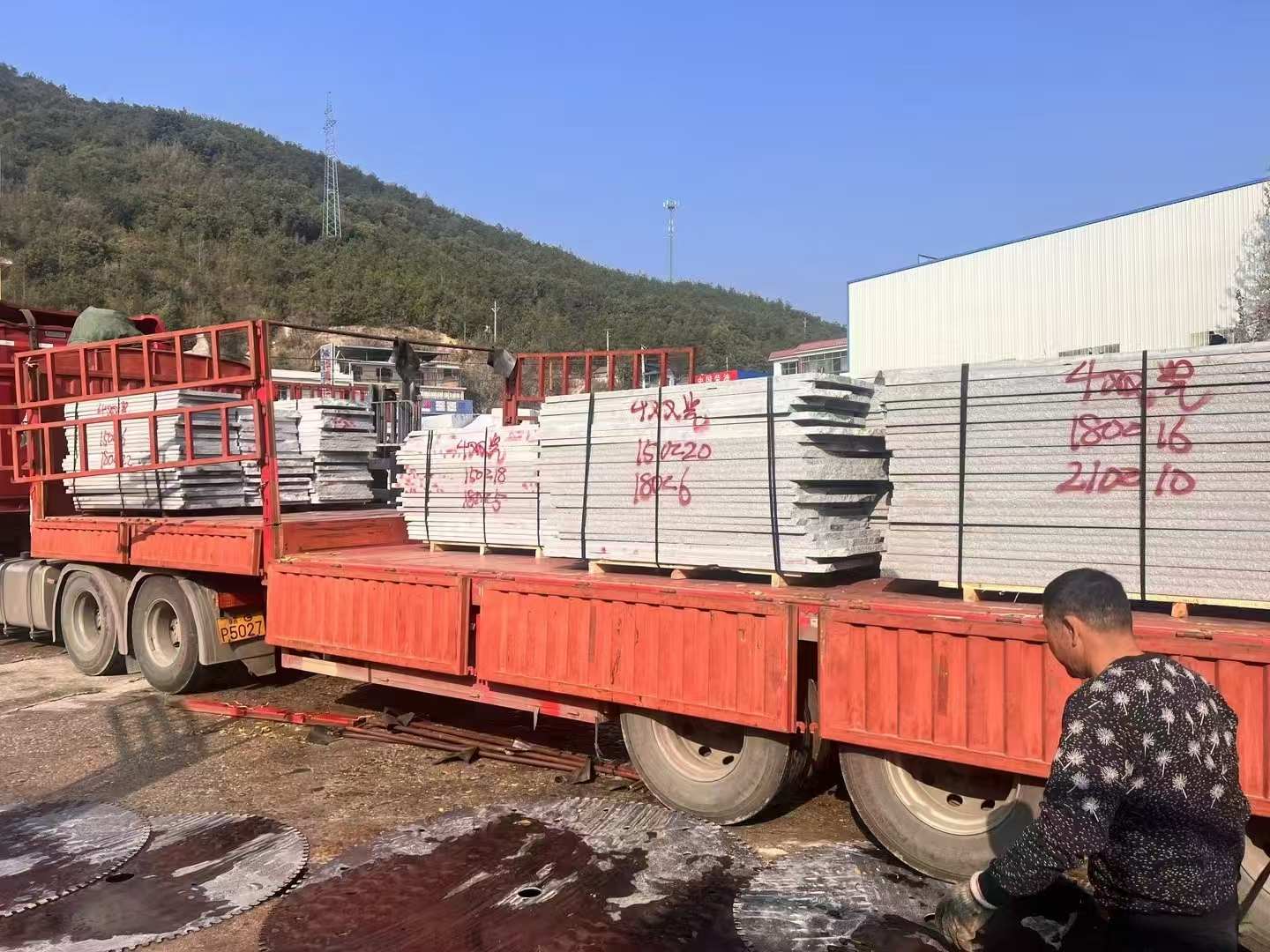 百色 芝麻灰花岗岩光面毛板出货日常