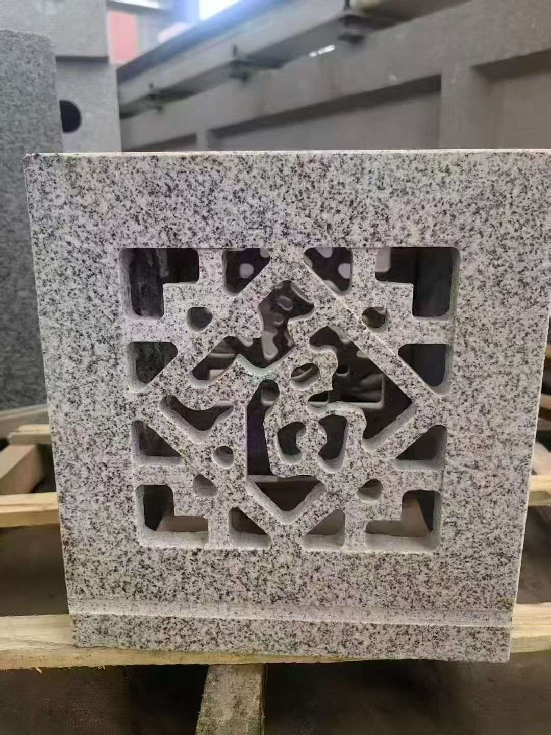 百色 芝麻白花岗岩镂空雕花灯笼